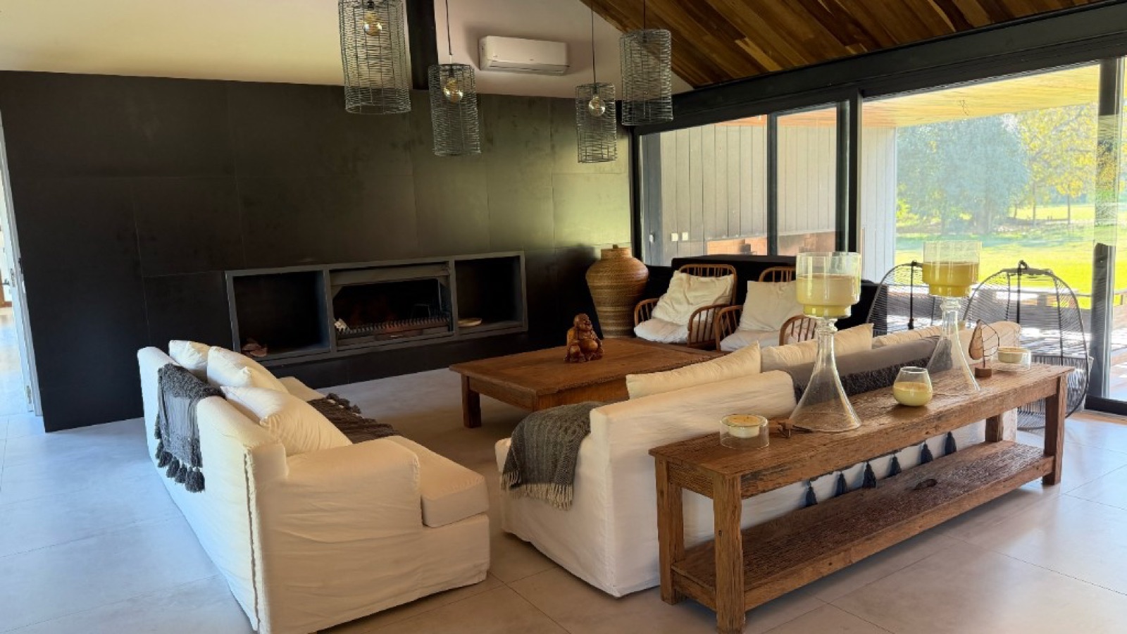 Living con chimenea y salida al jardín