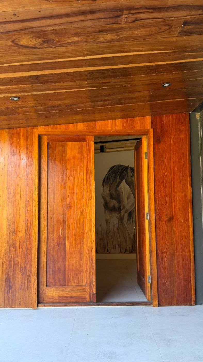 Detalle interior — mural ecuestre
