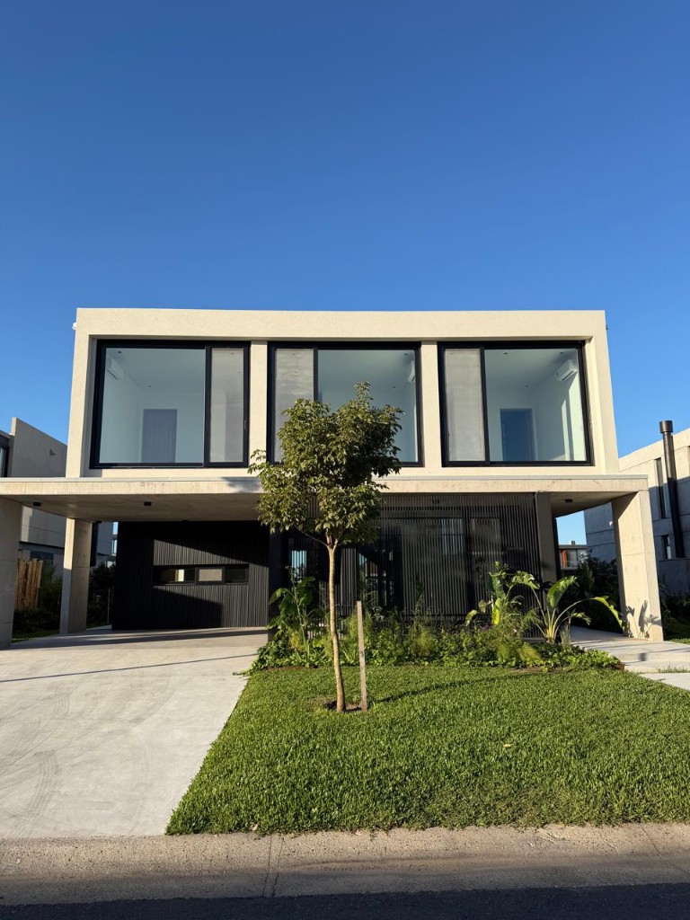 Yacht Lote 310 — jardín y accesos